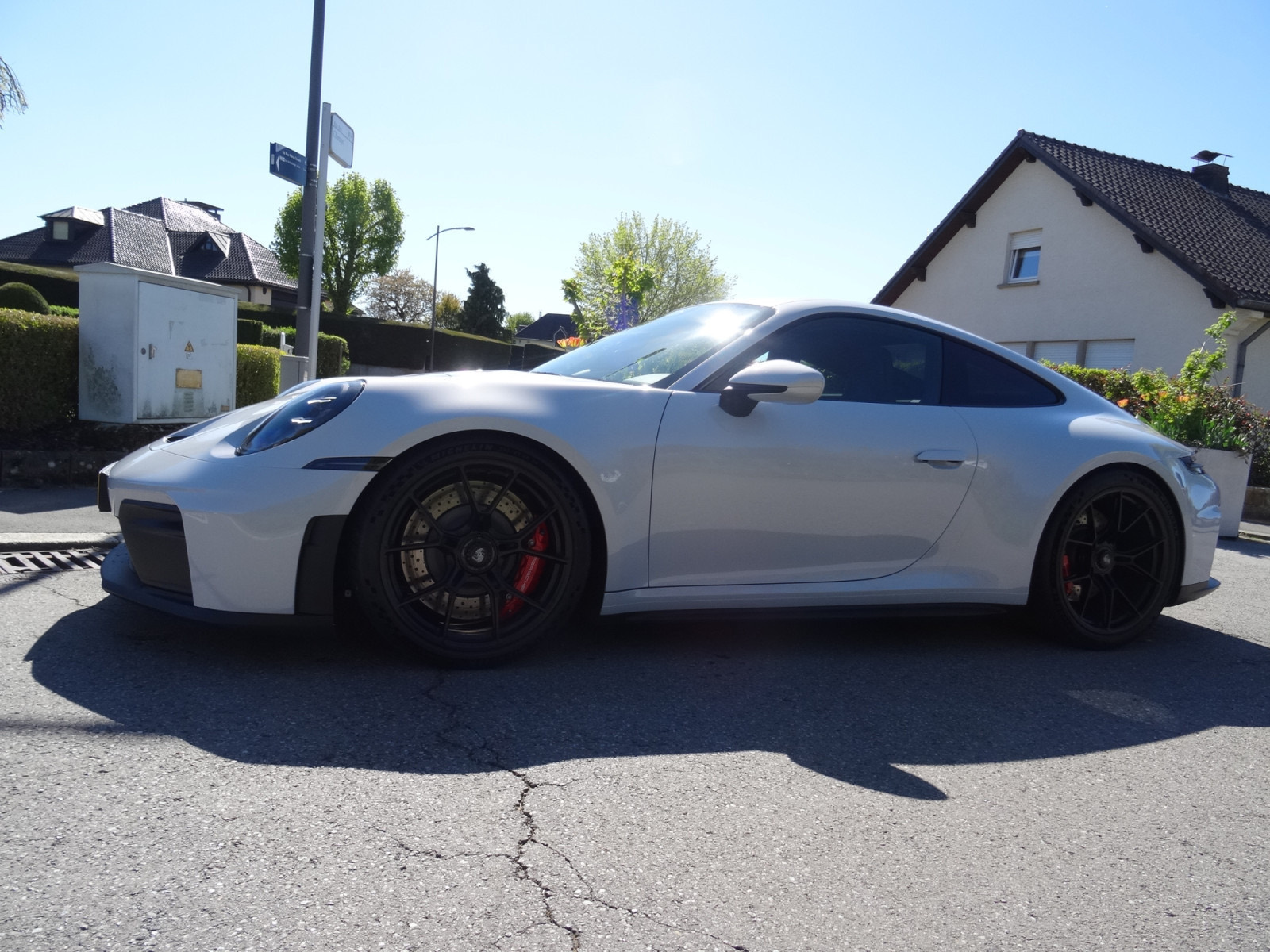 Porsche 992 GT3 Touring grise, vue de profil